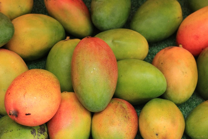 Fresh mangoes on a market stall